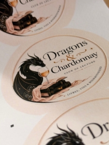Étiquette personnalisée imprimée par Variaprint pour le club de lecture Dragons & Chardonnay.