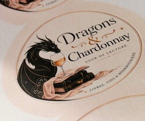 Étiquette personnalisée imprimée par Variaprint pour le club de lecture Dragons & Chardonnay.