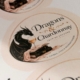 Étiquette personnalisée imprimée par Variaprint pour le club de lecture Dragons & Chardonnay.